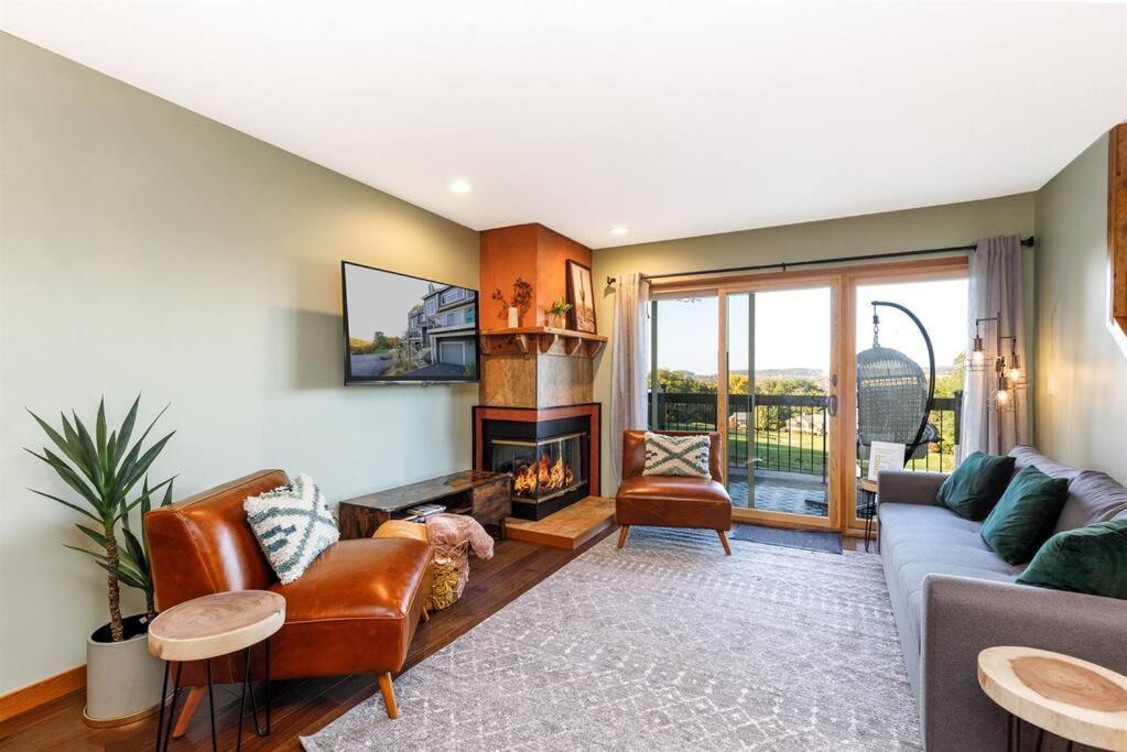 Relaxing 2bedroom Townhome W/playroom & Great View *